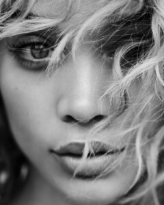 goldenbarbie_74896462_431719647705765_7103148679006314320_n.jpg