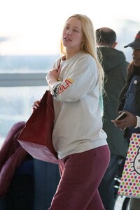 iggy-azalea-arriving-at-jfk-airport-in-nyc-12-25-2019-4.jpg