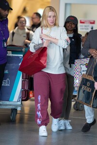 iggy-azalea-arriving-at-jfk-airport-in-nyc-12-25-2019-6.jpg