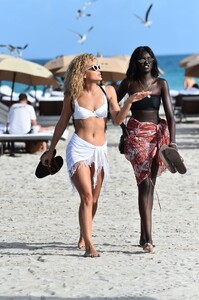 jasmine-sanders-beach-in-miami-beach-12-11-2019-9.jpg