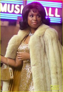 jennifer-hudson-dazzles-in-gold-dress-filming-aretha-franklin-respect-06.jpg