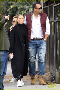 jennifer-lopez-alex-rodriguez-keep-close-during-day-out-in-hollywood-01.jpg