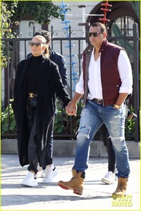 jennifer-lopez-alex-rodriguez-keep-close-during-day-out-in-hollywood-05.jpg