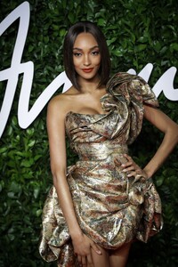 jourdan-dunn-fashion-awards-2019-red-carpet-in-london-5.jpg