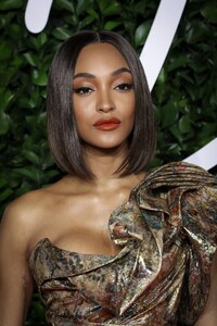 jourdan-dunn-fashion-awards-2019-red-carpet-in-london-8.jpg