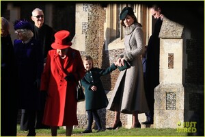 kate-middleton-christmas-outfit-choice-04.jpg