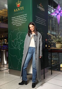 katie-holmes-frederick-wildman-wines-wrappy-hour-event-in-ny-6.jpg