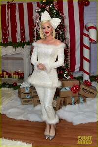 katy-perry-delivers-holiday-surprise-to-boys-girls-clubs-of-bell-gardens-02.jpg
