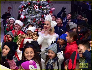 katy-perry-delivers-holiday-surprise-to-boys-girls-clubs-of-bell-gardens-03.jpg