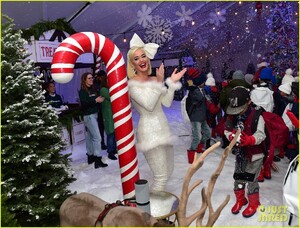 katy-perry-delivers-holiday-surprise-to-boys-girls-clubs-of-bell-gardens-05.jpg
