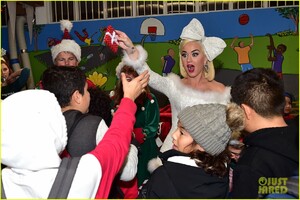 katy-perry-delivers-holiday-surprise-to-boys-girls-clubs-of-bell-gardens-10.jpg