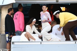 kendall-jenner-and-bella-hadid-david-grutman-s-yacht-in-miami-12-04-2019-0.jpg