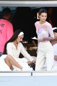 kendall-jenner-and-bella-hadid-david-grutman-s-yacht-in-miami-12-04-2019-12.jpg