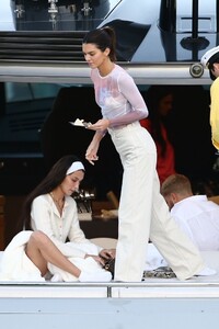 kendall-jenner-and-bella-hadid-david-grutman-s-yacht-in-miami-12-04-2019-3.jpg