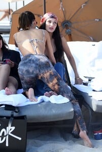 kendall-jenner-and-bella-hadid-in-bikinis-beach-in-miami-12-04-2019-0.jpg