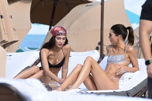 kendall-jenner-and-bella-hadid-in-bikinis-beach-in-miami-12-04-2019-10.jpg