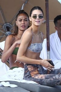 kendall-jenner-and-bella-hadid-in-bikinis-beach-in-miami-12-04-2019-3.jpg