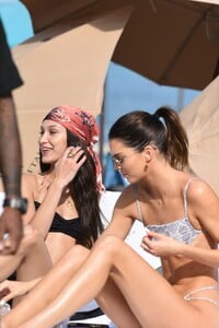 kendall-jenner-and-bella-hadid-in-bikinis-beach-in-miami-12-04-2019-9.jpg