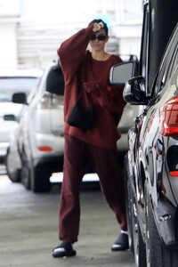 kendall-jenner-leaving-her-dermatologist-office-in-beverly-hills-12-01-2019-0.jpg