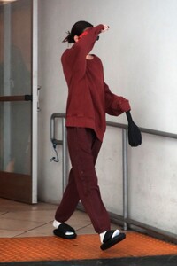 kendall-jenner-leaving-her-dermatologist-office-in-beverly-hills-12-01-2019-2.jpg