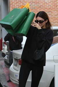 kendall-jenner-shopping-at-goyard-in-beverly-hills-12-10-2019-0.jpg