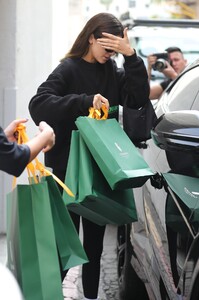 kendall-jenner-shopping-at-goyard-in-beverly-hills-12-10-2019-5.jpg