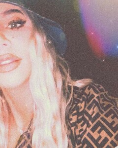 khloe-kardashian-social-media-12-25-2019-10.jpg