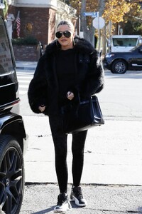 kim-kardashian-and-khloe-kardashian-grandville-restaurant-in-studio-city-12-02-2019-0.jpg