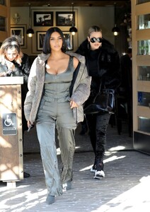 kim-kardashian-and-khloe-kardashian-grandville-restaurant-in-studio-city-12-02-2019-1.jpg