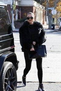 kim-kardashian-and-khloe-kardashian-grandville-restaurant-in-studio-city-12-02-2019-10.jpg