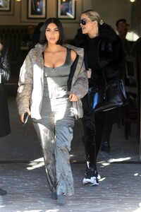 kim-kardashian-and-khloe-kardashian-grandville-restaurant-in-studio-city-12-02-2019-11.jpg