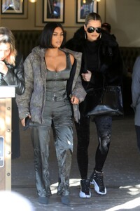 kim-kardashian-and-khloe-kardashian-grandville-restaurant-in-studio-city-12-02-2019-12.jpg