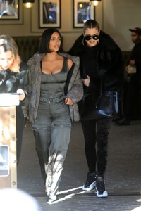 kim-kardashian-and-khloe-kardashian-grandville-restaurant-in-studio-city-12-02-2019-13.jpg