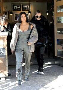 kim-kardashian-and-khloe-kardashian-grandville-restaurant-in-studio-city-12-02-2019-15.jpg