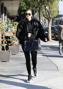 kim-kardashian-and-khloe-kardashian-grandville-restaurant-in-studio-city-12-02-2019-2.jpg