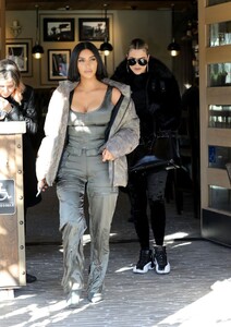 kim-kardashian-and-khloe-kardashian-grandville-restaurant-in-studio-city-12-02-2019-3.jpg