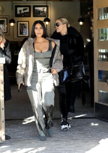 kim-kardashian-and-khloe-kardashian-grandville-restaurant-in-studio-city-12-02-2019-4.jpg