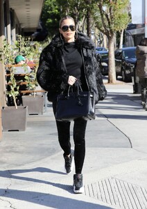 kim-kardashian-and-khloe-kardashian-grandville-restaurant-in-studio-city-12-02-2019-5.jpg