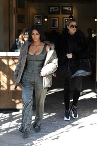 kim-kardashian-and-khloe-kardashian-grandville-restaurant-in-studio-city-12-02-2019-7.jpg