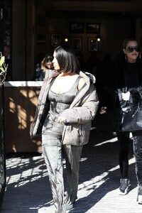 kim-kardashian-and-khloe-kardashian-grandville-restaurant-in-studio-city-12-02-2019-8.jpg