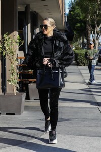 kim-kardashian-and-khloe-kardashian-grandville-restaurant-in-studio-city-12-02-2019-9.jpg