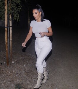 kim-kardashian-heading-out-for-dinner-in-los-angeles-12-04-2019-7.jpg