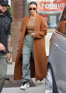 kim-kardashian-last-minute-christmas-shopping-in-woodland-hills-12-24-2019-1.jpg