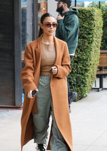 kim-kardashian-last-minute-christmas-shopping-in-woodland-hills-12-24-2019-2.jpg