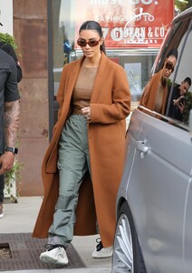kim-kardashian-last-minute-christmas-shopping-in-woodland-hills-12-24-2019-3.jpg