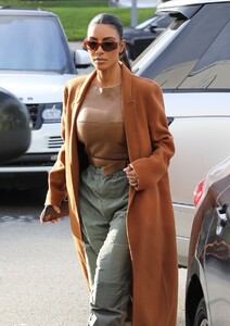 kim-kardashian-last-minute-christmas-shopping-in-woodland-hills-12-24-2019-6.jpg