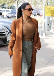 kim-kardashian-last-minute-christmas-shopping-in-woodland-hills-12-24-2019-8.jpg
