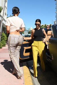 kim-kardashian-shopping-in-miami-12-03-2019-1.jpg