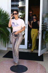 kim-kardashian-shopping-in-miami-12-03-2019-12.jpg