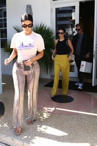 kim-kardashian-shopping-in-miami-12-03-2019-13.jpg